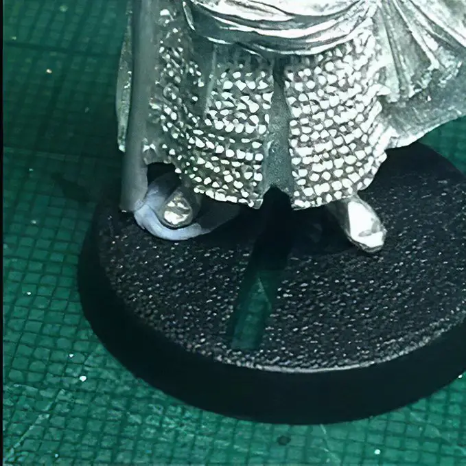 Come allineare i buchi quando si fissano miniature e modelli di Wargames - Passaggio 3