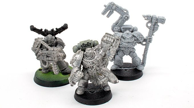 Recensione di Coat d'arms per miniature e modelli di Wargames - Marneus Calgar, Tech Priest Chaos Assult - Nuda