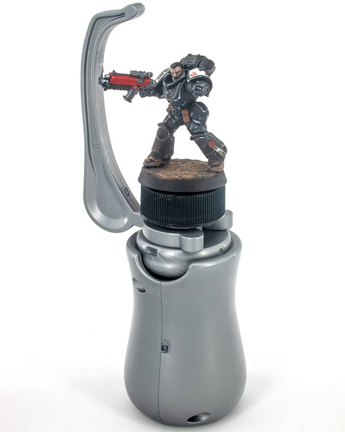 GameEnvy Hobbyhalter Testbericht für Miniaturmaler - Hobbyhalter mit Modell