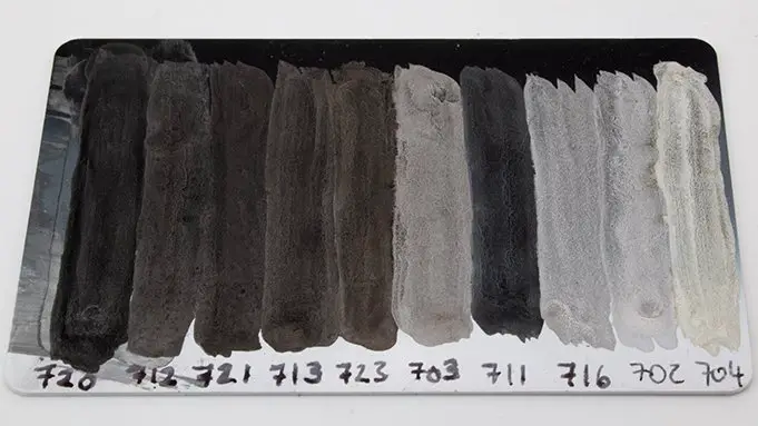 Revisión de color de metal de Vallejo para pintores en miniatura - Tarjeta de color actual