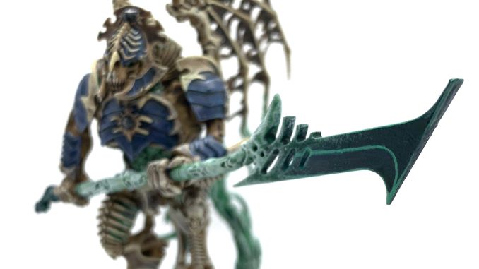 El señor de la muerte Morghasts repasa el arma de Morghast