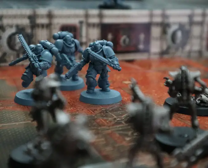 Disparo de acción del set de inicio de Warhammer 40k