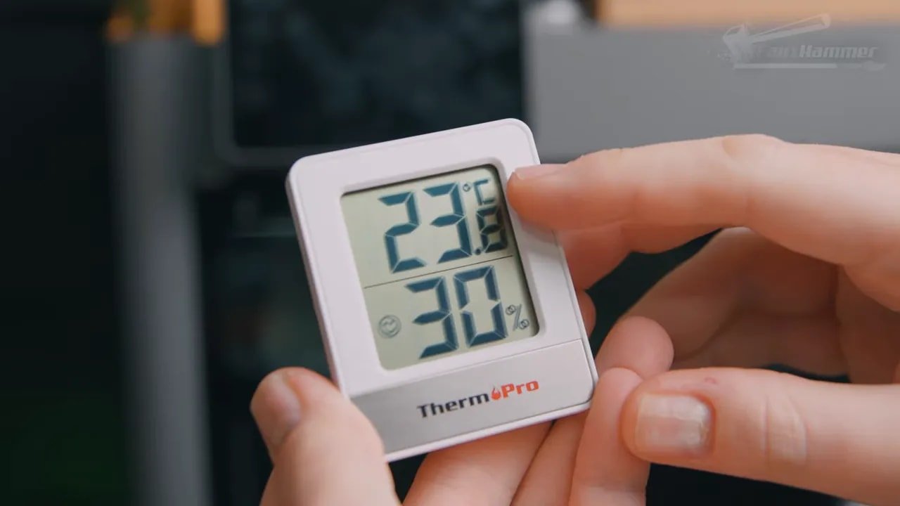 ThermoPro device showing measured temperature and humidity during 3D printing test conditions