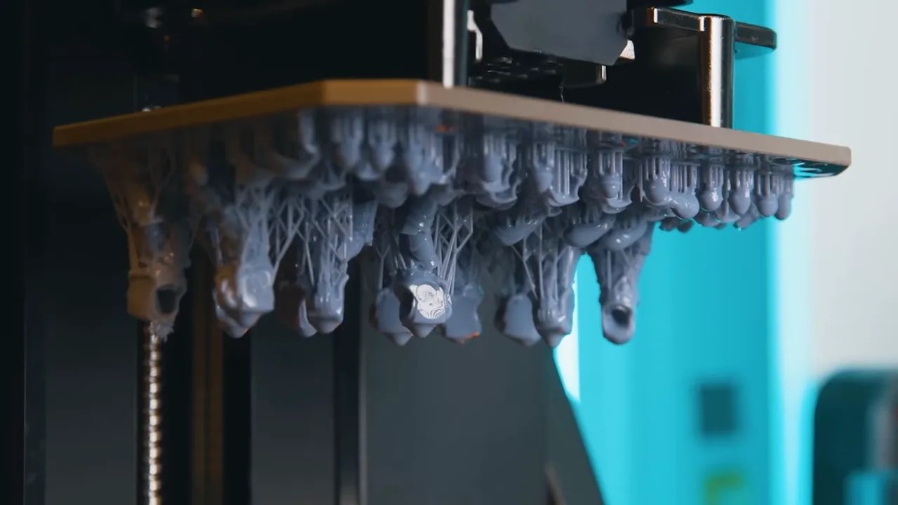 HeyGears Reflex build area with supported resin models suspended