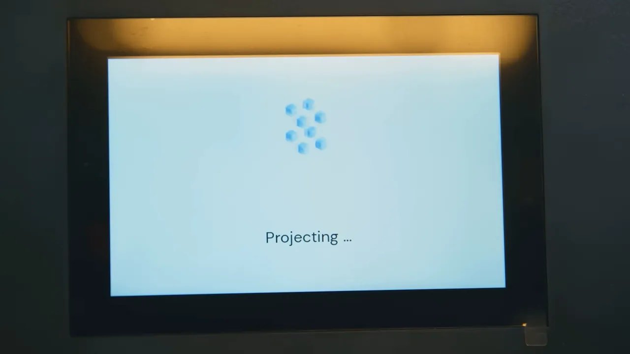 HeyGears Reflex RS display showing the project/projection progress screen