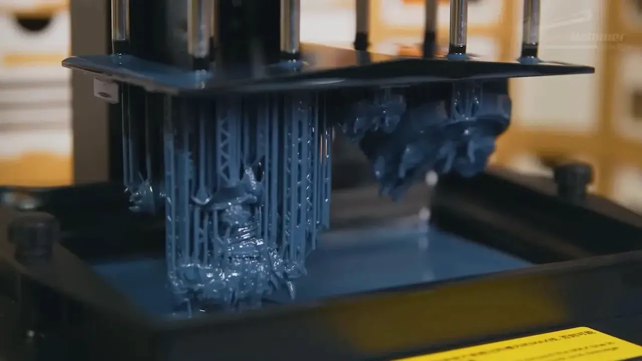 Resin build plate and vat assembly of a resin printer with resin visible